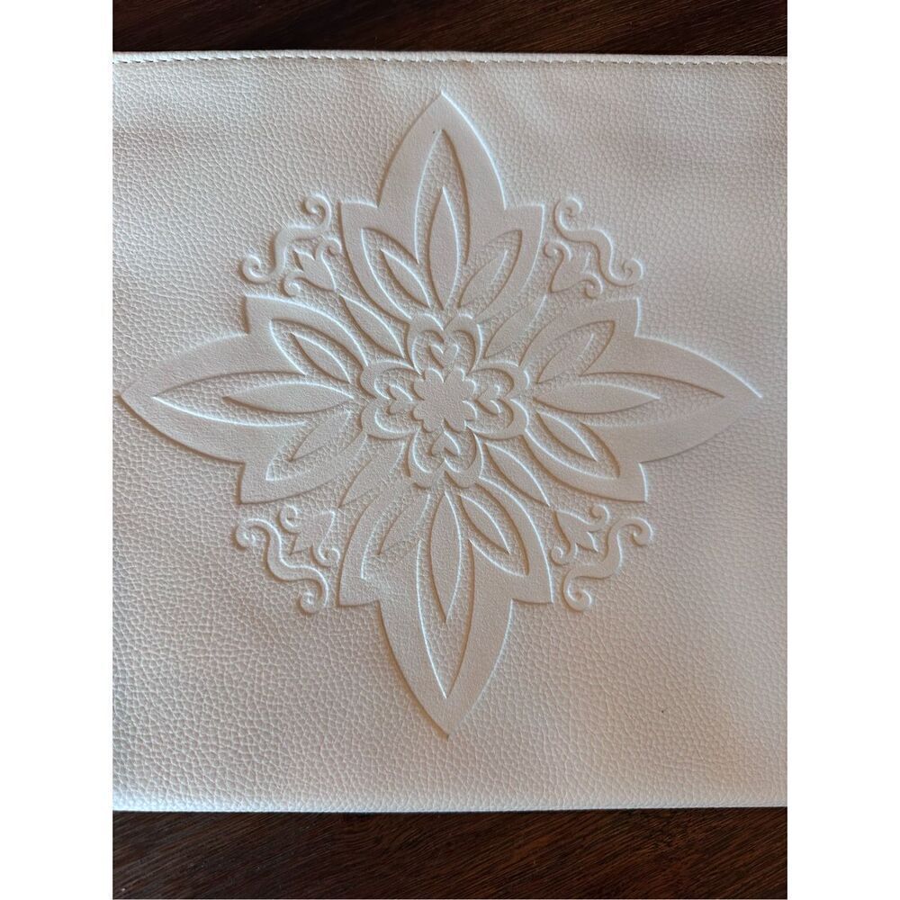 White clutch by Carlos Santana - Picture 2 of 8